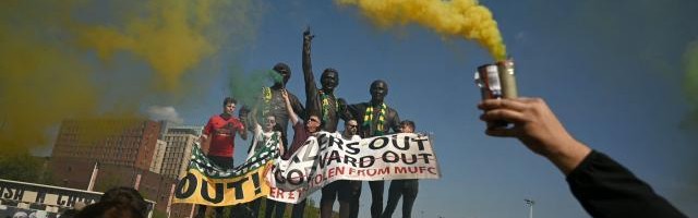 网页版登录-双红会赛前曼联球迷抗议：格雷泽家族OUT！