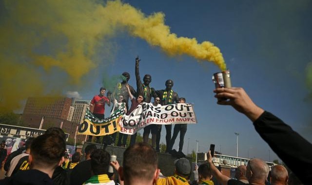 网页版登录-双红会赛前曼联球迷抗议：格雷泽家族OUT！