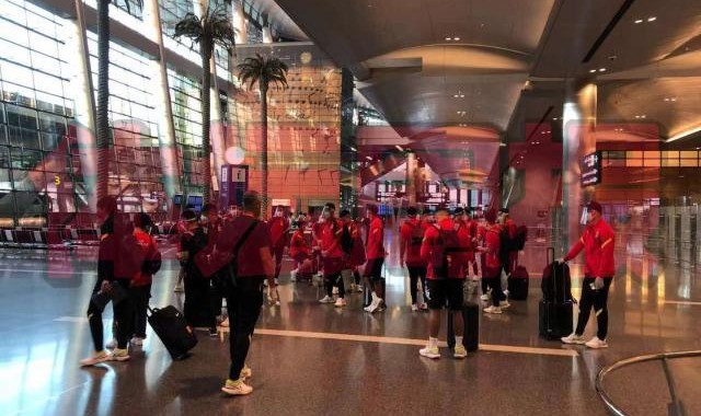 国足抵达多哈快速出关 降低风险到酒店后核酸检测